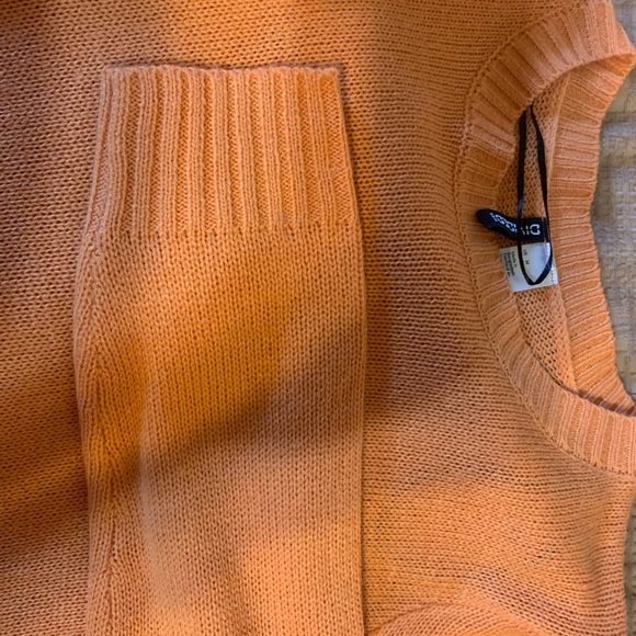 Beautiful soft orange wool sweater. Size medium - Picture 3 of 3